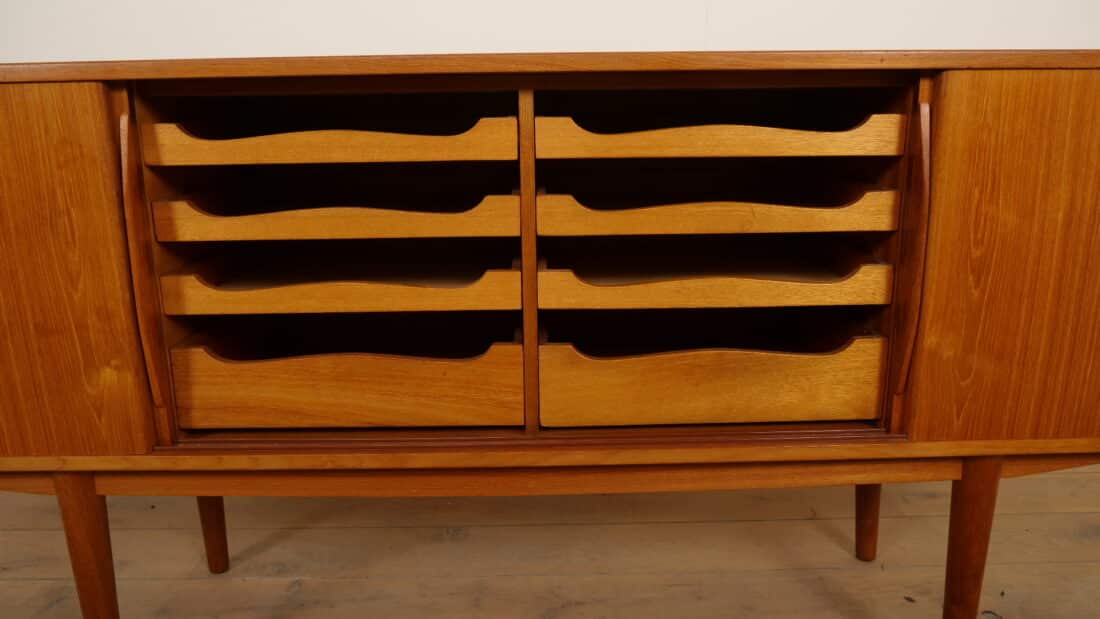 Vintage Deens Dressoir Schuifdeuren Scandinavisch Design 185 Cm Vintage Deens Dressoir Schuifdeuren Scandinavisch Design 185 Cm
