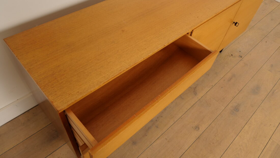 Trp Post Container Data Trp Post Id 27754 Vintage Dressoir Mid Century Modern Zwarte Details 177 Cm Trp Post Container
