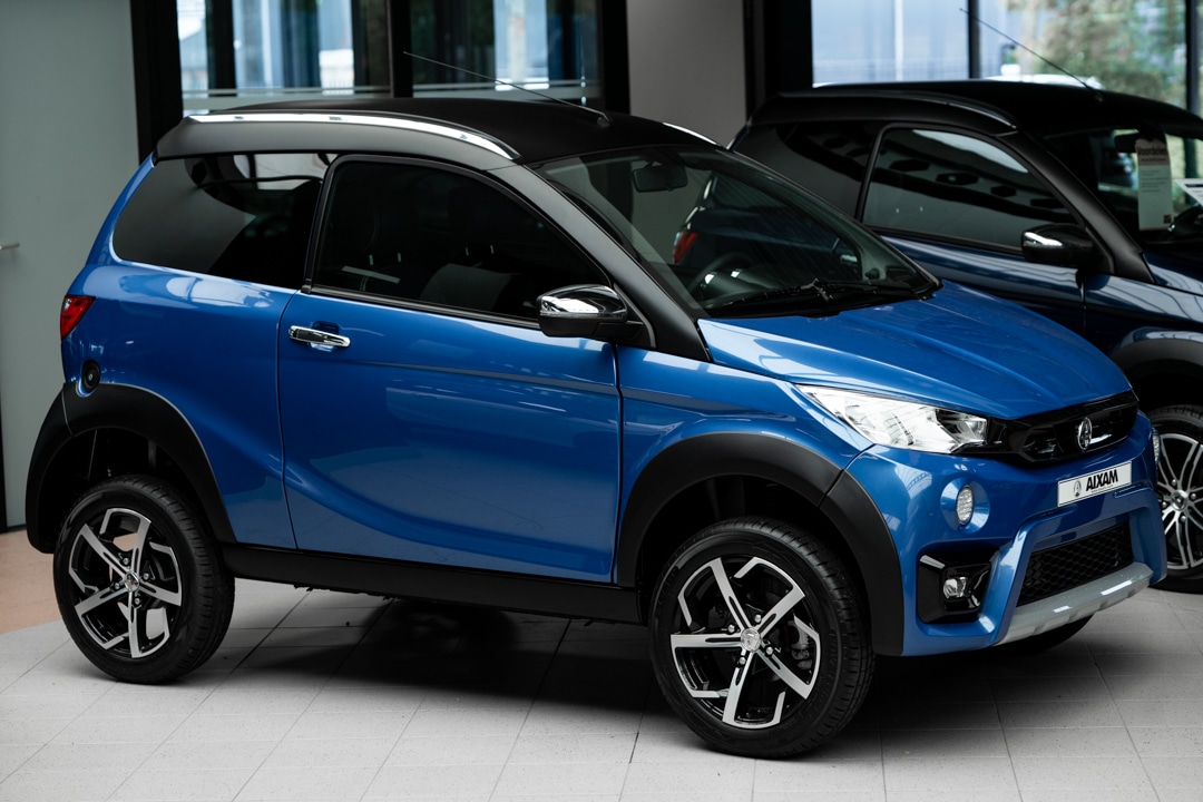 Aixam Crossover Premium Emotion 2022 Brommobiel Occasion Saffierblauw Metallic