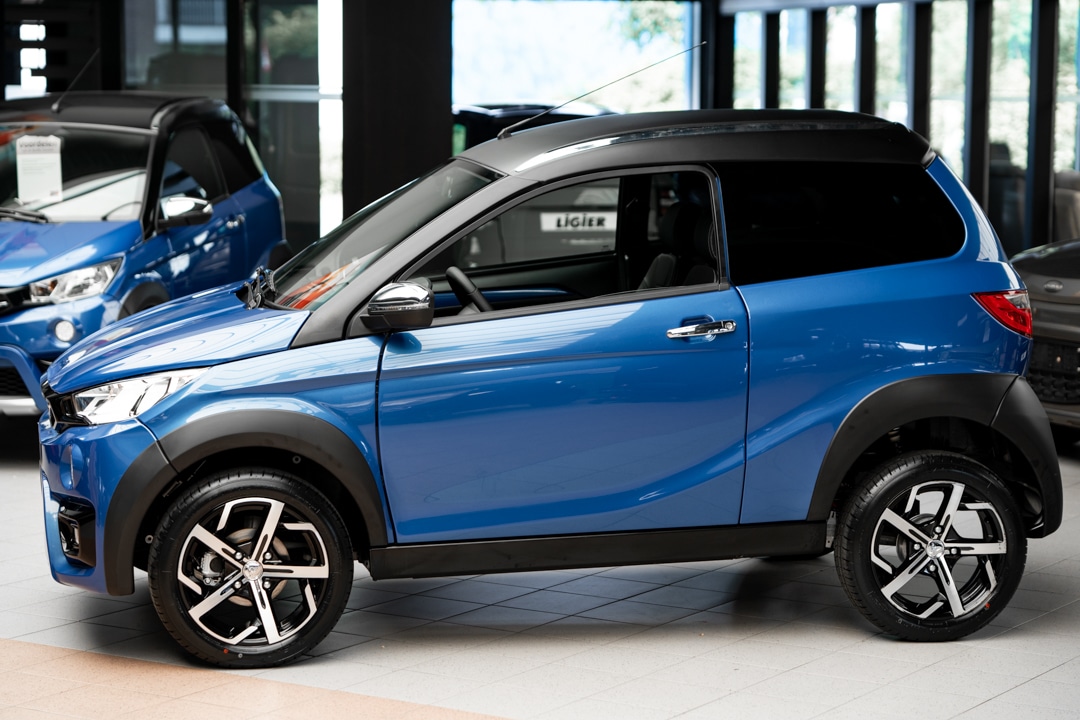 Aixam Ecrossover Premium 48v 2023 Emotion Webasto Kachel Brommobiel Nieuw Saffierblauw Metallic