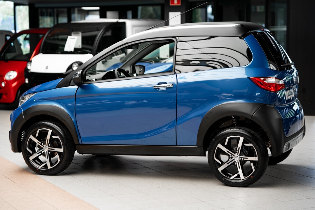 Aixam Ecrossover Premium 48v 2023 Emotion Webasto Kachel Brommobiel Nieuw Saffierblauw Metallic