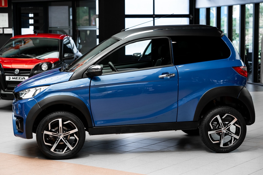 Aixam Crossover Premium Emotion 2021 Brommobiel Occasion Saffierblauw Metallic