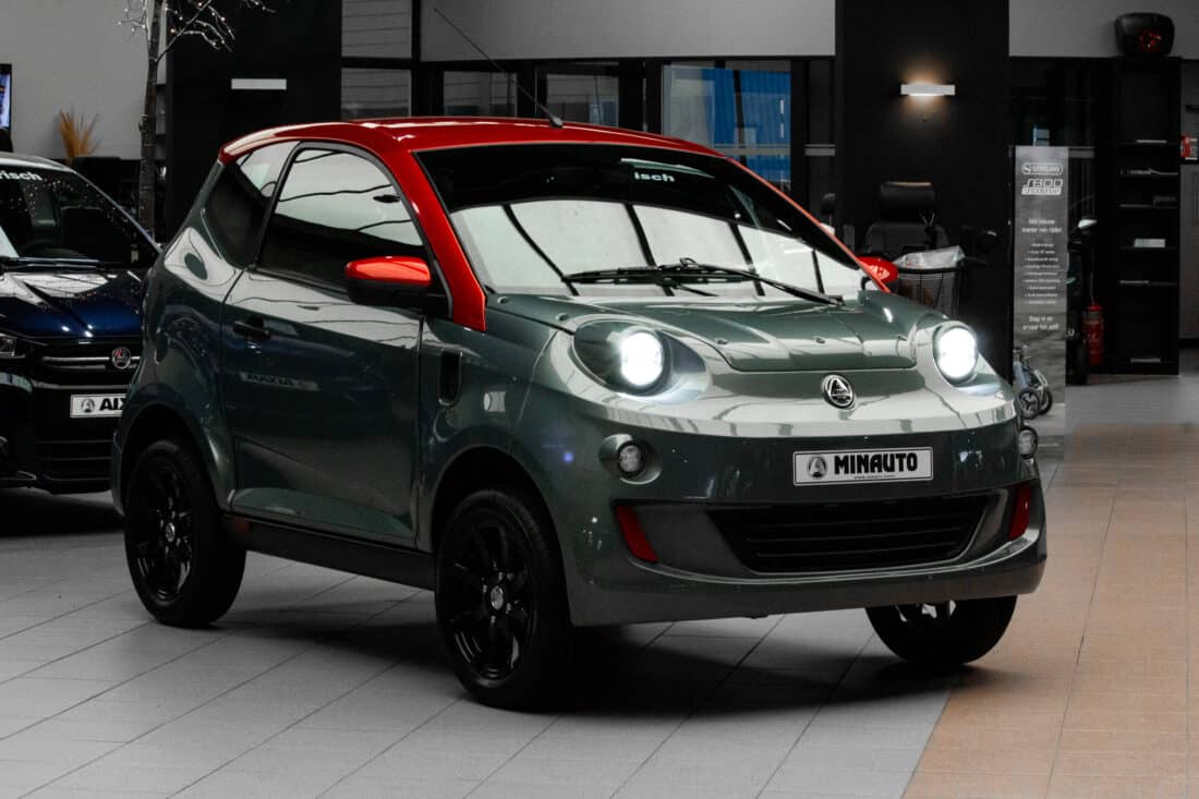 Aixam E Minauto Chic 2025 Brommobiel Elektrisch Nieuw Titianium Dak Rood