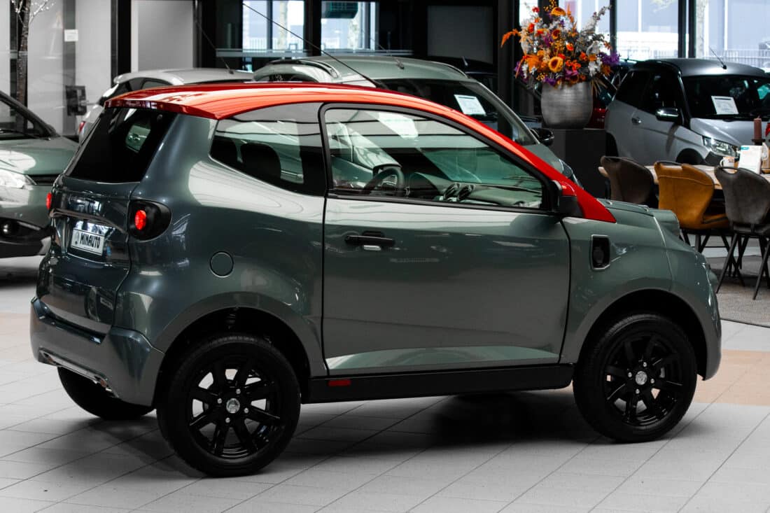 Aixam E Minauto Chic 2025 Brommobiel Elektrisch Nieuw Titianium Dak Rood