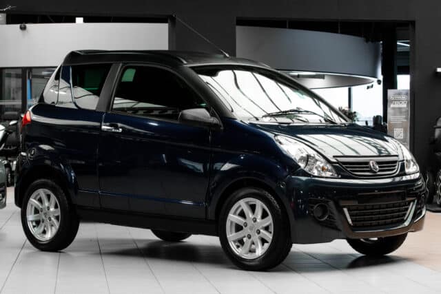 Aixam Crossline Premium 2012 Brommobiel Occasion Marineblauw Metallic