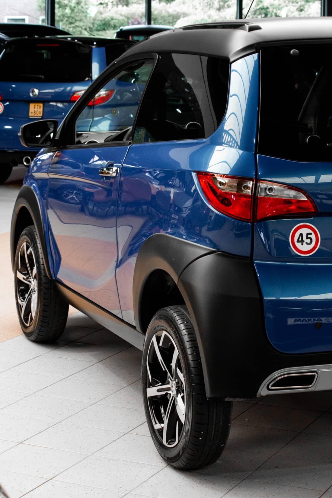 Aixam Crossover Premium Emotion 2022 Brommobiel Occasion Saffierblauw Metallic