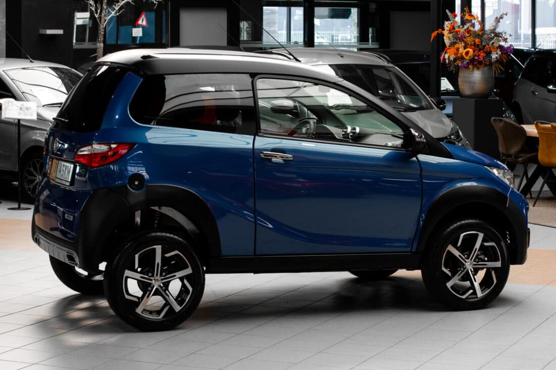 Aixam Crossover Premium Emotion 2022 Brommobiel Occasion Saffierblauw Metallic