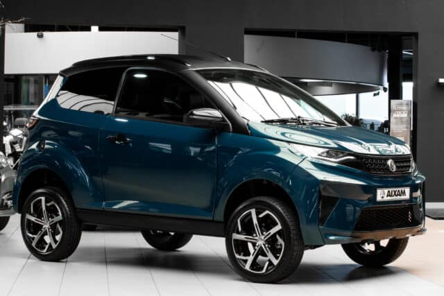Aixam Crossover Premium Ambition 12 2024 Brommobiel Occasion Mallardblauw Metallic
