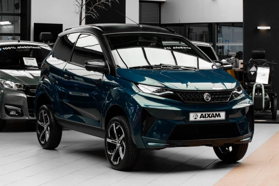 Aixam Crossover Premium Ambition 12 2024 Brommobiel Occasion Mallardblauw Metallic