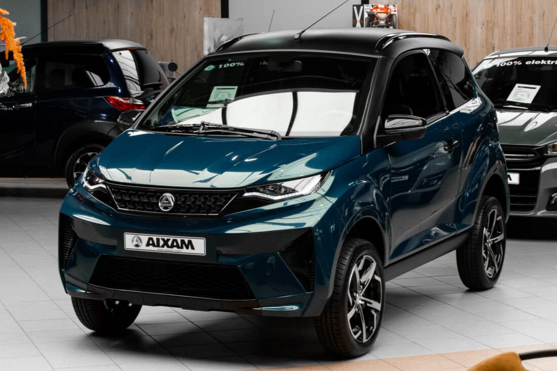 Aixam Crossover Premium Ambition 12 2024 Brommobiel Occasion Mallardblauw Metallic