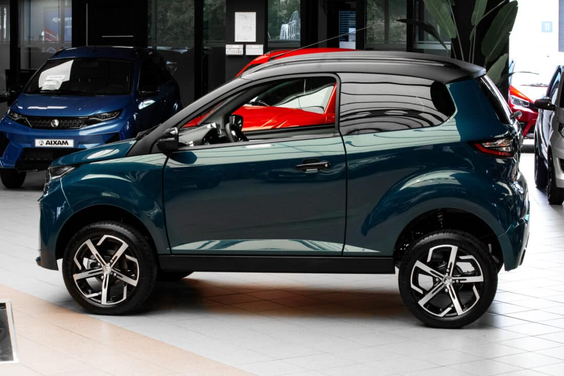 Aixam Crossover Premium Ambition 12 2024 Brommobiel Occasion Mallardblauw Metallic
