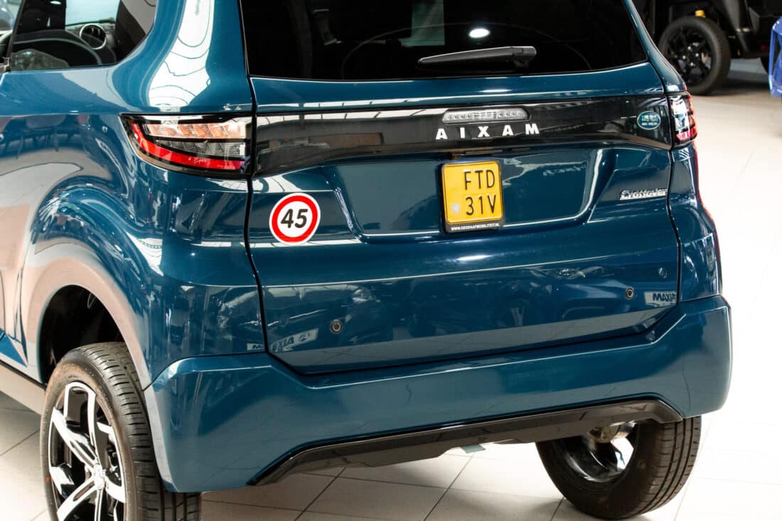 Aixam Crossover Premium Ambition 12 2024 Brommobiel Occasion Mallardblauw Metallic