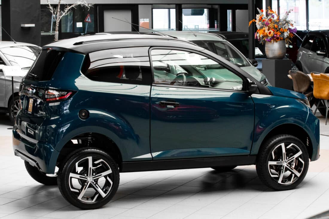 Aixam Crossover Premium Ambition 12 2024 Brommobiel Occasion Mallardblauw Metallic