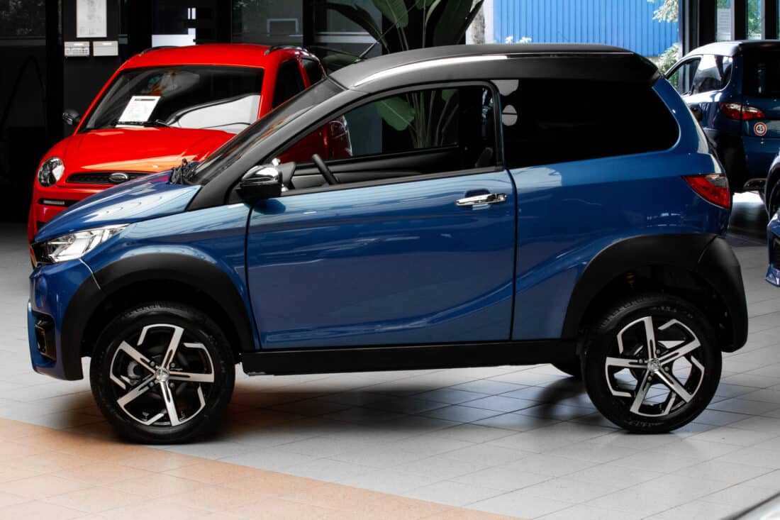 Aixam Crossover Premium Emotion 2023 Brommobiel Occasion Saffierblauw Metallic