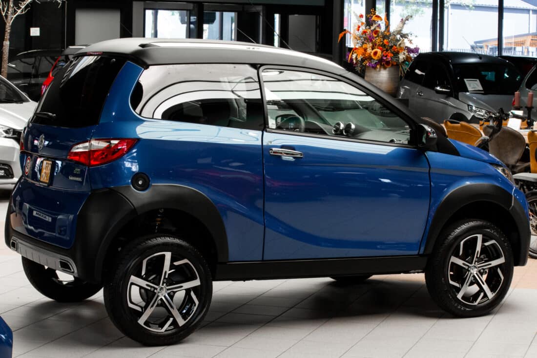 Aixam Crossover Premium Emotion 2023 Brommobiel Occasion Saffierblauw Metallic