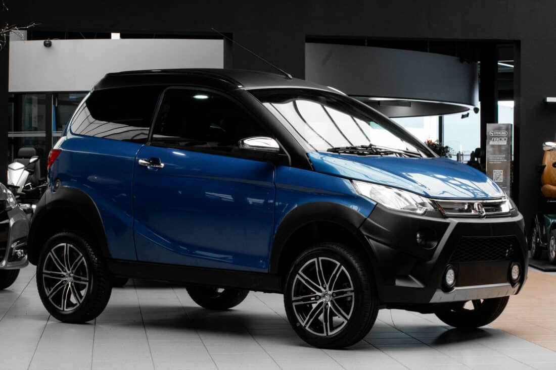 Aixam Crossover Premium Sensation 2019 Brommobiel Occasion Saffierblauw Metallic