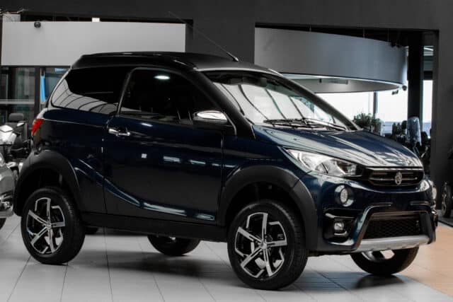 Aixam Crossover Premium Emotion 2023 Brommobiel Occasion Marineblauw Metallic