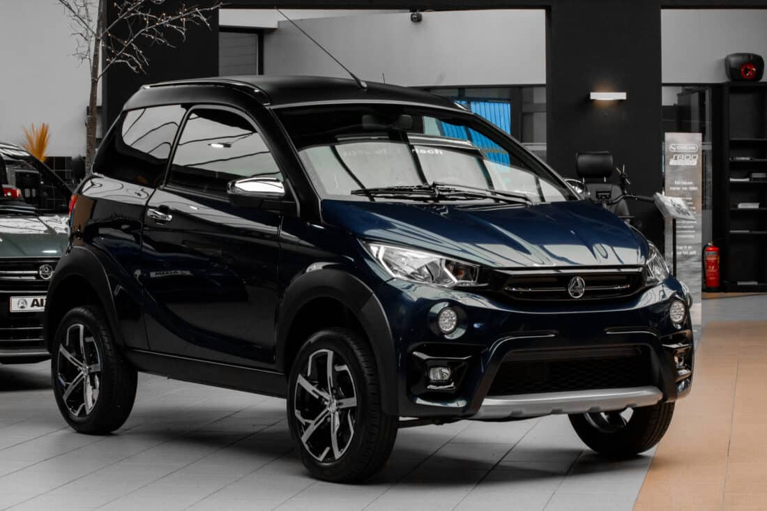 Aixam Crossover Premium Emotion 2023 Brommobiel Occasion Marineblauw Metallic