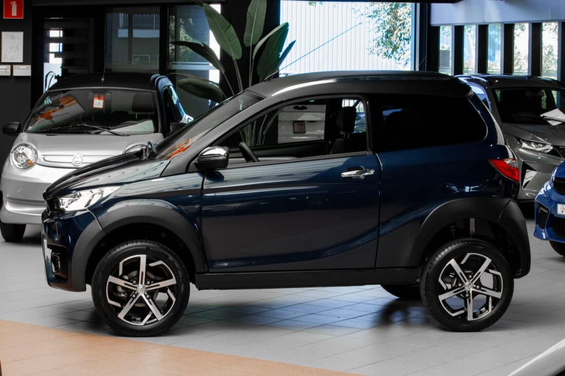 Aixam Crossover Premium Emotion 2023 Brommobiel Occasion Marineblauw Metallic