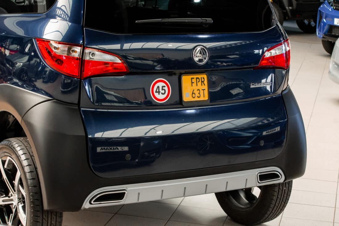 Aixam Crossover Premium Emotion 2023 Brommobiel Occasion Marineblauw Metallic