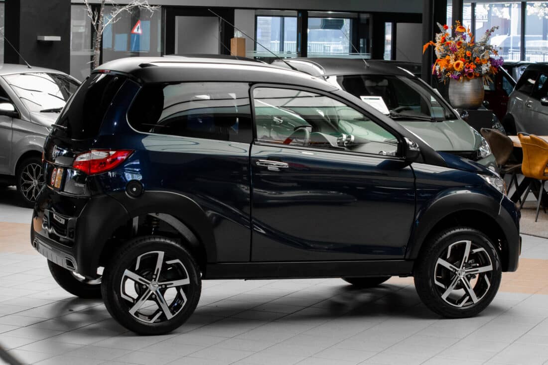 Aixam Crossover Premium Emotion 2023 Brommobiel Occasion Marineblauw Metallic