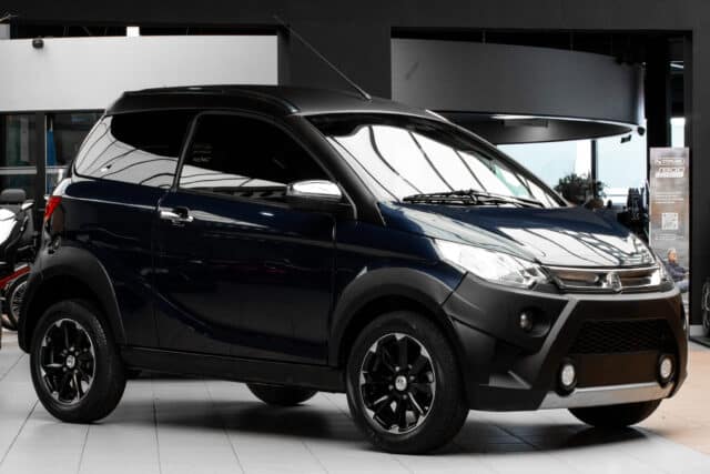 Aixam Crossline Premium Sensation 2019 Brommobiel Occasion Marineblauw Metallic