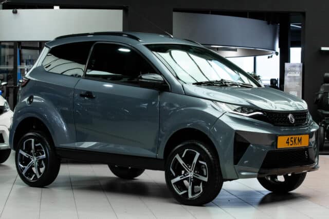 Aixam Crossover Premium Ambition 2024 Brommobiel Occasion Titaniumgrijs Metallic
