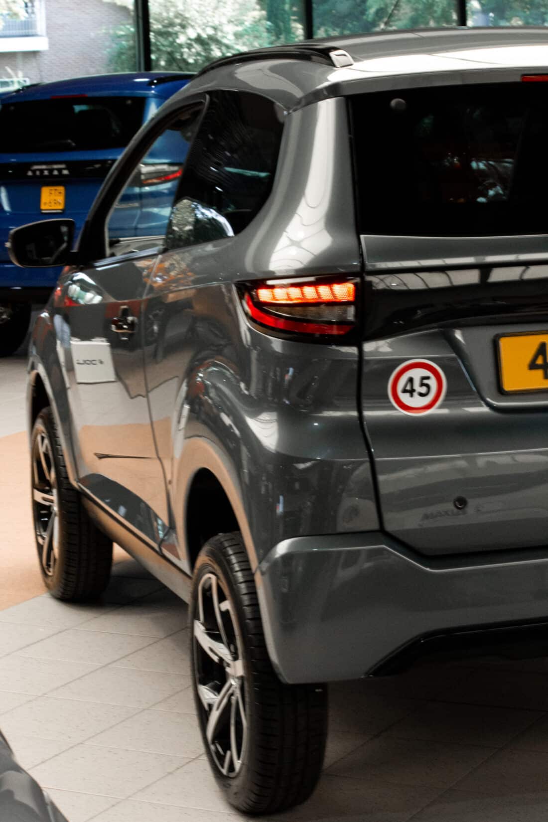 Aixam Crossover Premium Ambition 2024 Brommobiel Occasion Titaniumgrijs Metallic