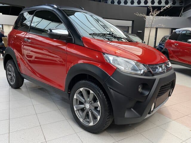 Aixam Crossline Premium Sensation Brommobiel Occasion Rood Metallic Nieuw Binnen