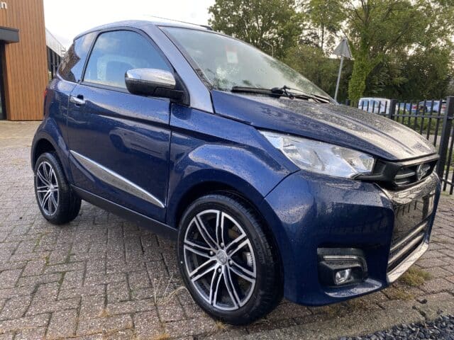 Aixam City Premium Emotion Brommobiel Occasion Marineblauw Metallic Nieuw Binnen