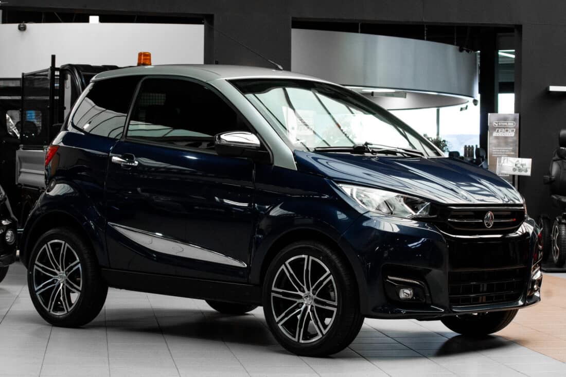 Aixam City Premium Emotion 2022 Brommobiel Occasion Marineblauw Metallic