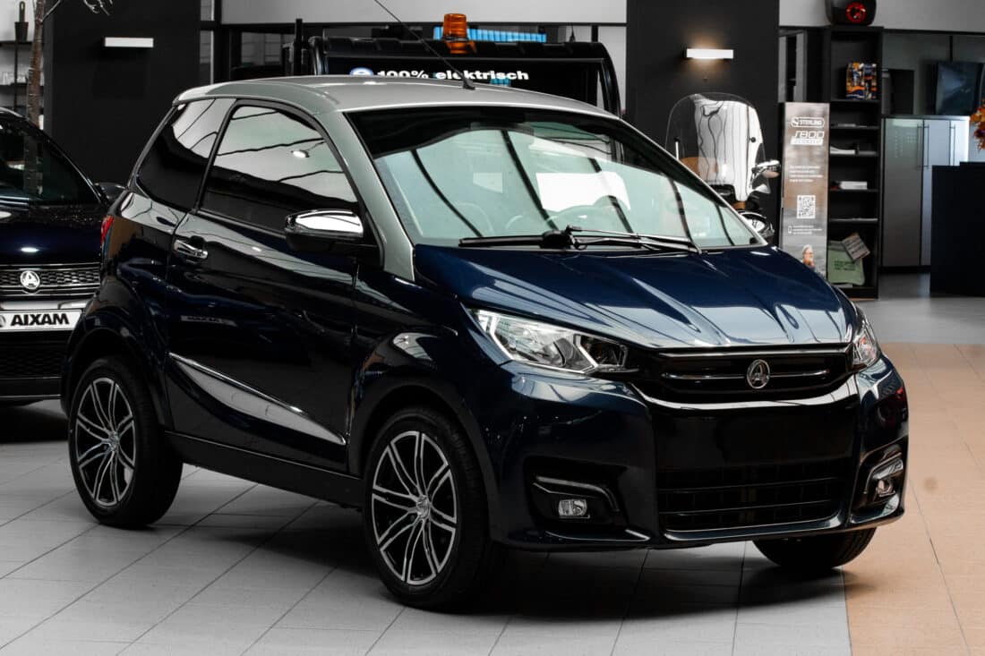 Aixam City Premium Emotion 2022 Brommobiel Occasion Marineblauw Metallic