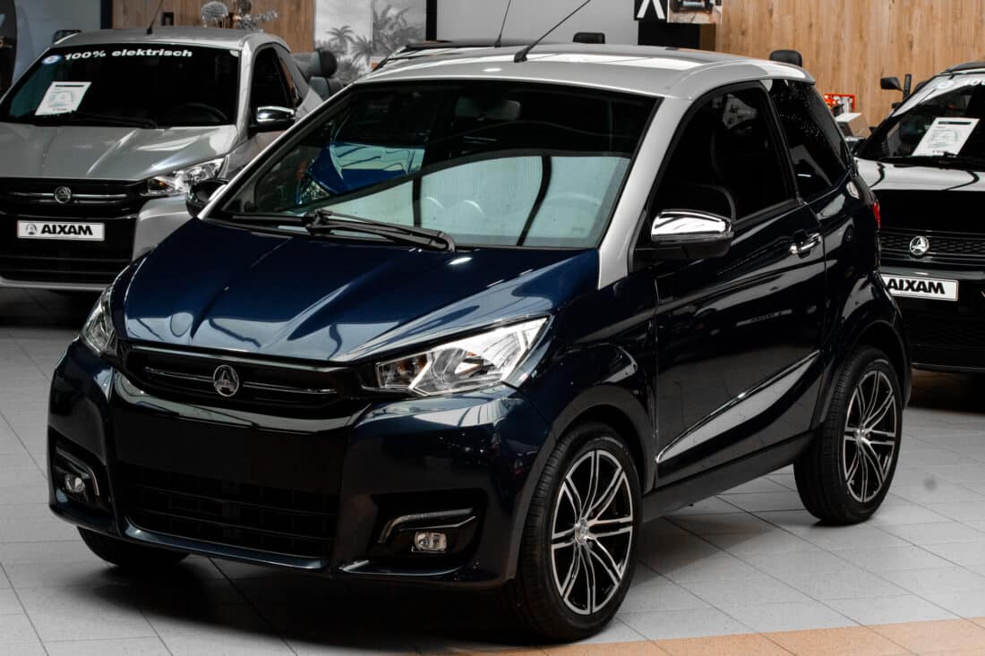 Aixam City Premium Emotion 2022 Brommobiel Occasion Marineblauw Metallic