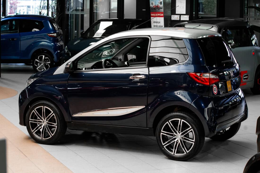 Aixam City Premium Emotion 2022 Brommobiel Occasion Marineblauw Metallic