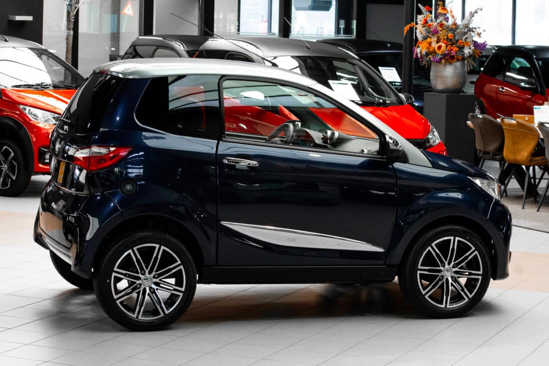 Aixam City Premium Emotion 2022 Brommobiel Occasion Marineblauw Metallic