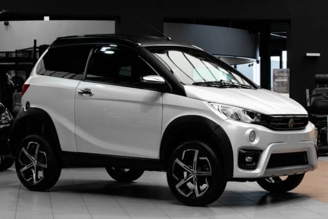 Aixam Crossover Premium Emotion 2022 Brommobiel Occasion Parelmoerwit Metallic 1ste Eigenaar