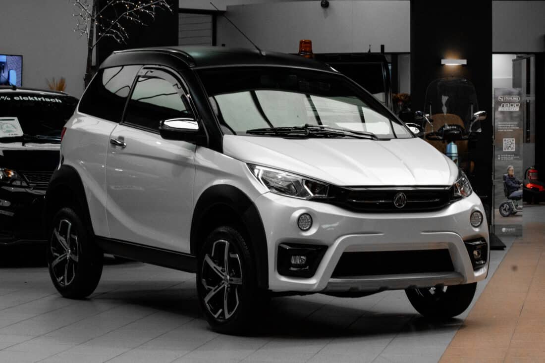 Aixam Crossover Premium Emotion 2022 Brommobiel Occasion Parelmoerwit Metallic 1ste Eigenaar