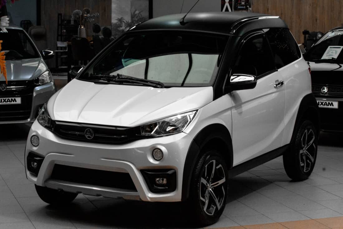 Aixam Crossover Premium Emotion 2022 Brommobiel Occasion Parelmoerwit Metallic 1ste Eigenaar