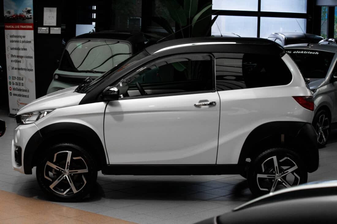 Aixam Crossover Premium Emotion 2022 Brommobiel Occasion Parelmoerwit Metallic 1ste Eigenaar