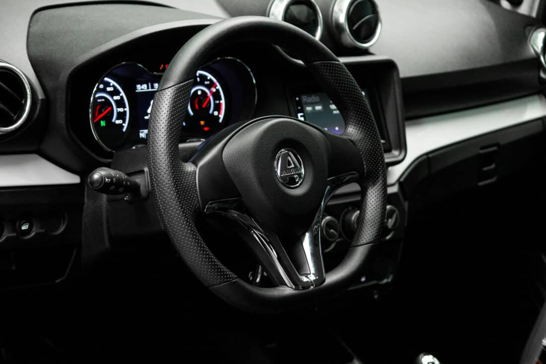 Aixam Crossover Premium Emotion 2022 Brommobiel Occasion Parelmoerwit Metallic 1ste Eigenaar
