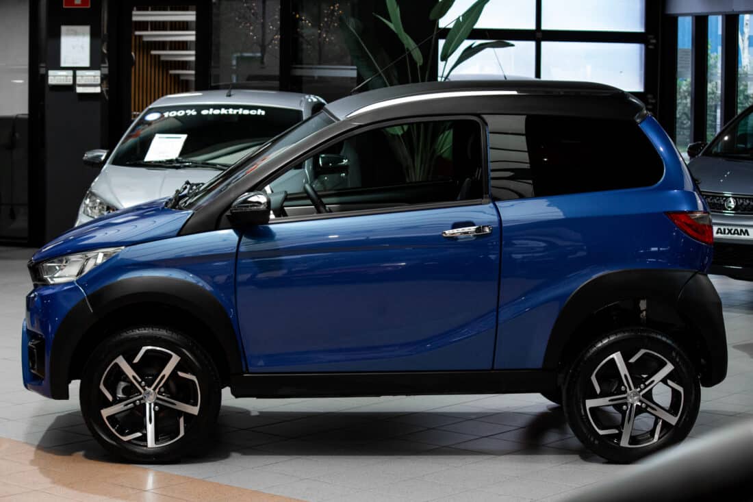 Aixam Crossover Premium Emotion 2023 Brommobiel Occasion Saffierblauw Metallic