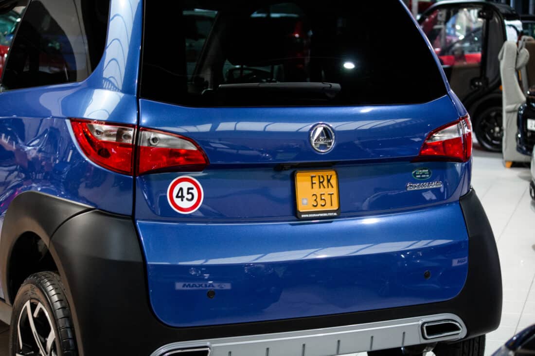 Aixam Crossover Premium Emotion 2023 Brommobiel Occasion Saffierblauw Metallic