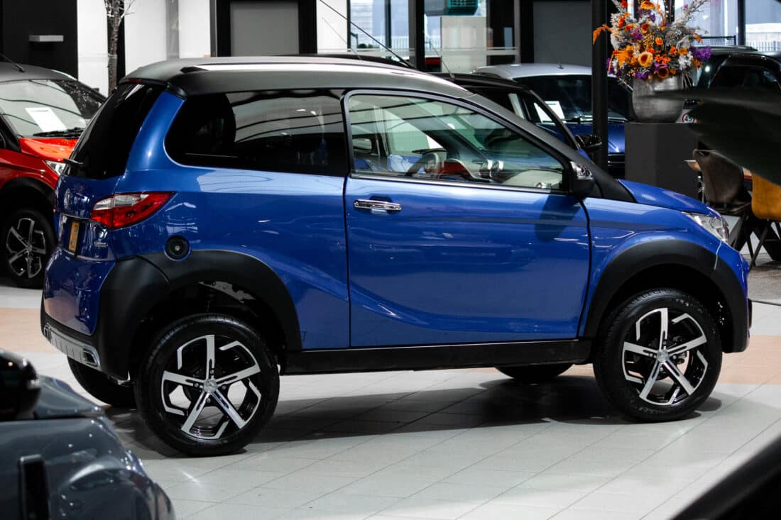 Aixam Crossover Premium Emotion 2023 Brommobiel Occasion Saffierblauw Metallic