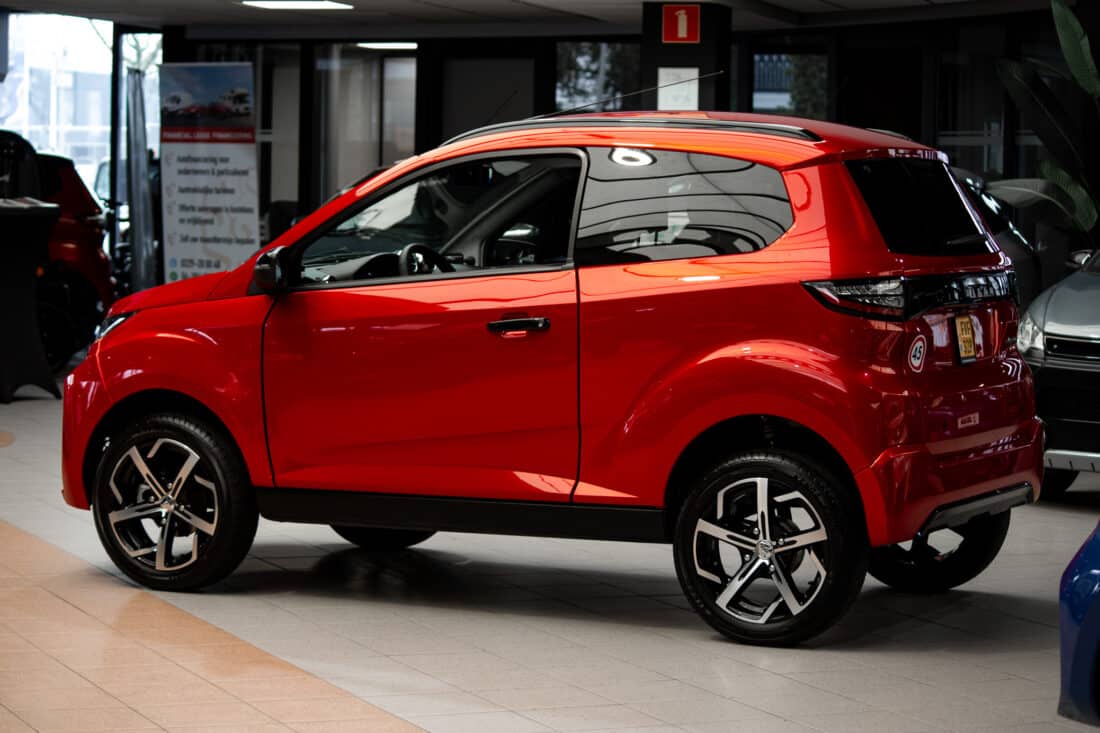 Aixam E Crossover Premium Ambition 2025 Brommobiel Occasion Parelmoerrood Metallic 100 Elektrisch