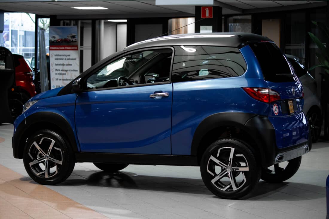 Aixam Crossover Premium Emotion 2021 Brommobiel Occasion Saffierblauw Metallic Aixam Crossover Premium Emotion 2021 Brommobiel Occasion Saffierblauw Metallic