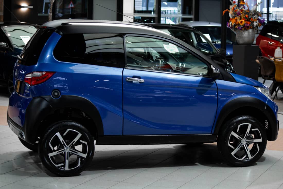 Aixam Crossover Premium Emotion 2021 Brommobiel Occasion Saffierblauw Metallic Aixam Crossover Premium Emotion 2021 Brommobiel Occasion Saffierblauw Metallic