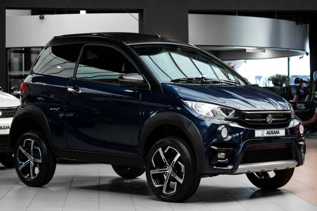 Aixam Crossover Premium Emotion 2021 Brommobiel Occasion Marineblauw Metallic