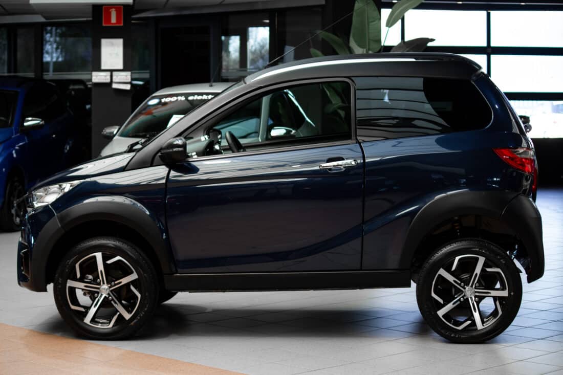 Aixam Crossover Premium Emotion 2021 Brommobiel Occasion Marineblauw Metallic