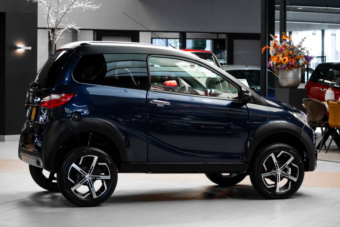 Aixam Crossover Premium Emotion 2021 Brommobiel Occasion Marineblauw Metallic