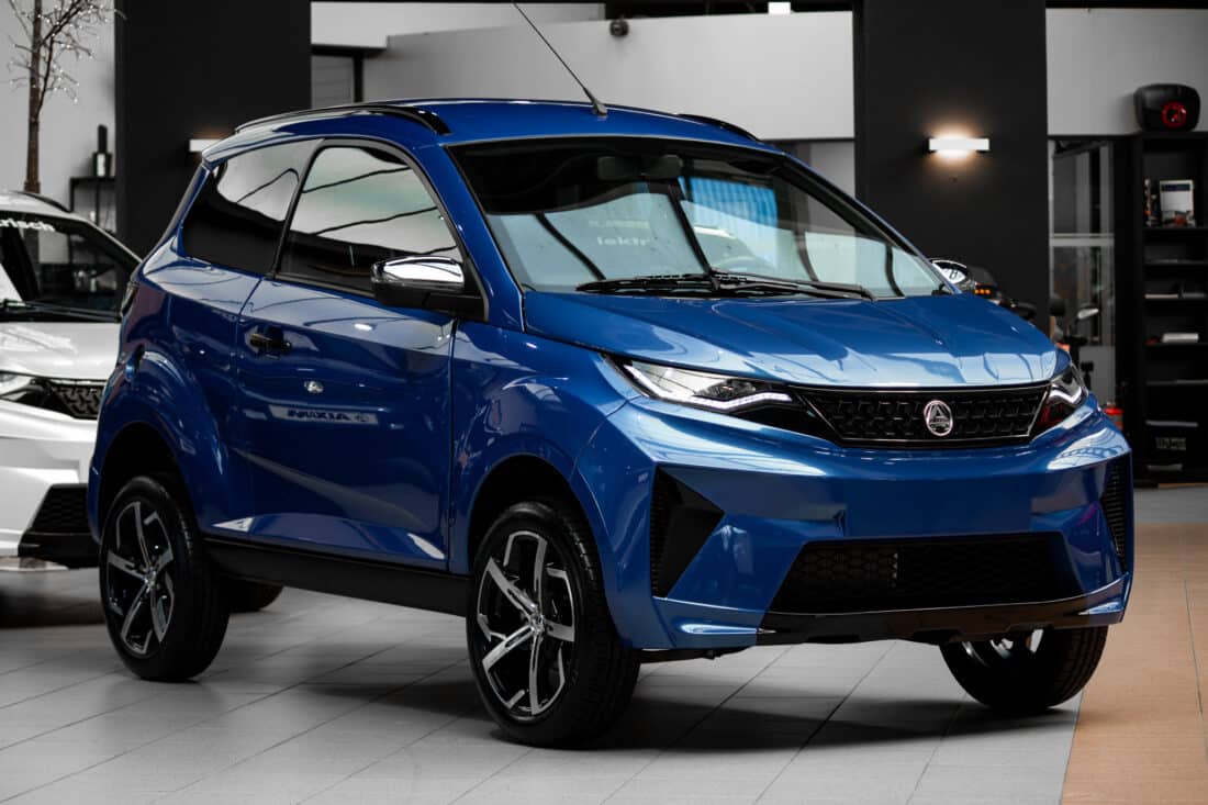 Aixam Crossover Premium Ambition 2024 11 Brommobiel Occasion Saffierblauw Metallic Airco